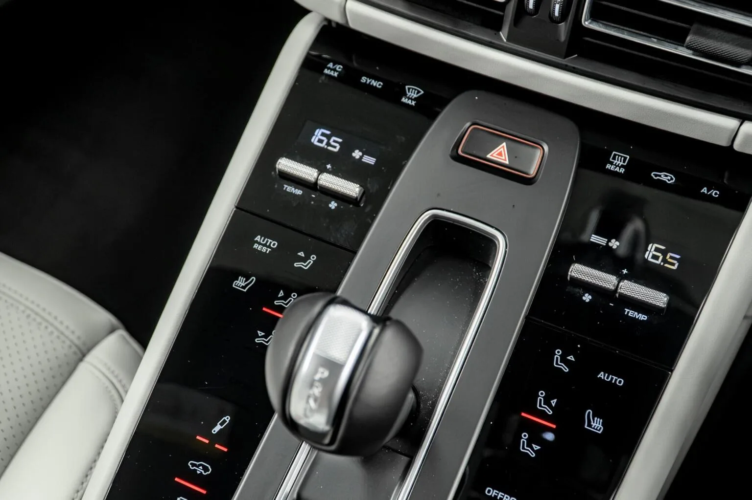 2025 Porsche Macan S, 29/30