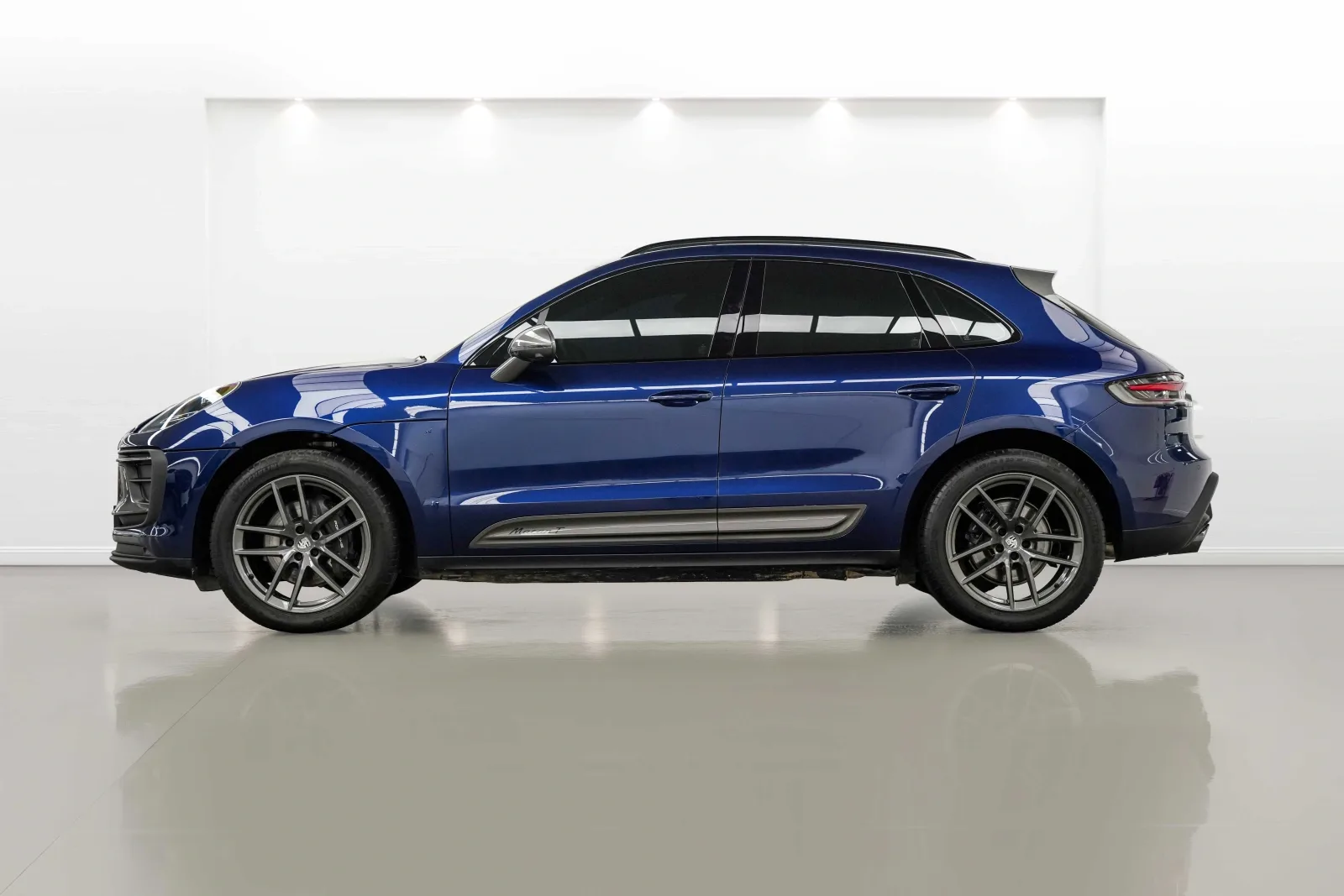 2025 Porsche Macan T, 2/17