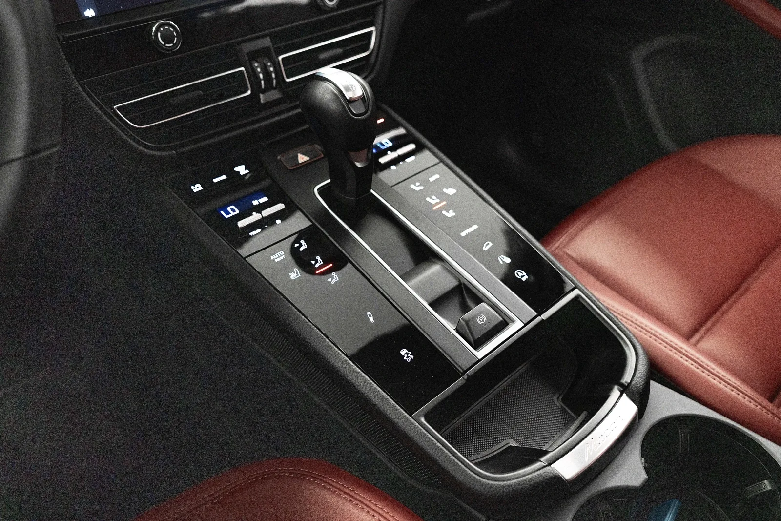 2025 Porsche Macan T, 10/17