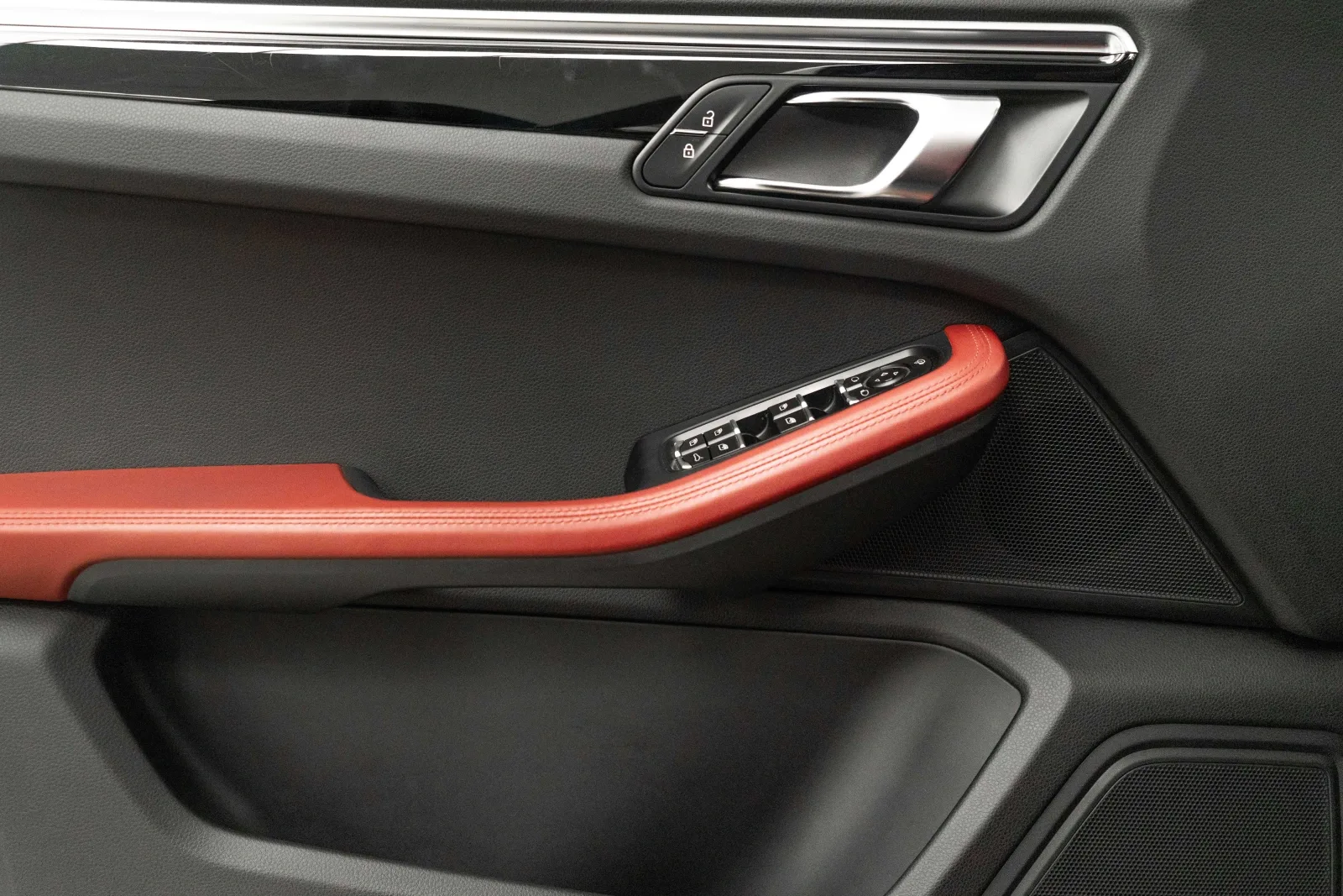 2025 Porsche Macan T, 16/17