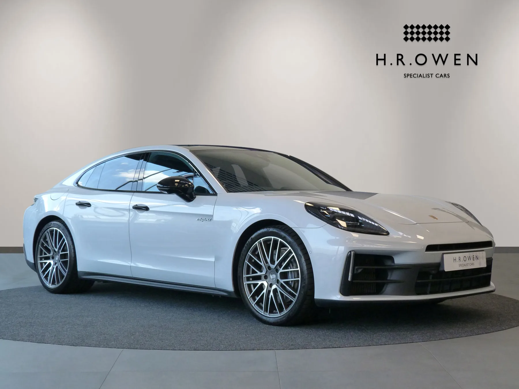 2025 Porsche Panamera 4 E-Hybrid proposée par un groupe de concessions agréées à Cheltenham, Royaume-Uni, photo principale