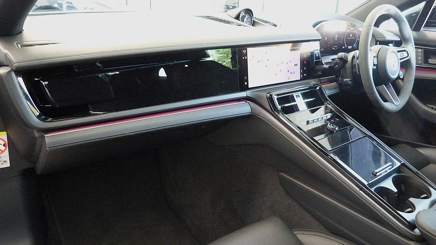 2025 Porsche Panamera 4 E-Hybrid proposée par un groupe de concessions agréées à Cheltenham, Royaume-Uni, photo 3 sur 25