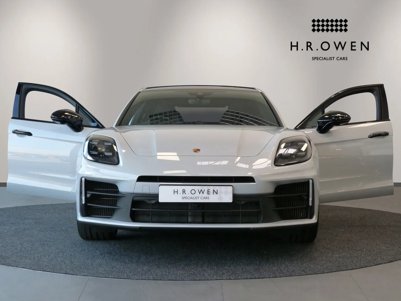 2025 Porsche Panamera 4 E-Hybrid proposée par un groupe de concessions agréées à Cheltenham, Royaume-Uni, photo 10 sur 25