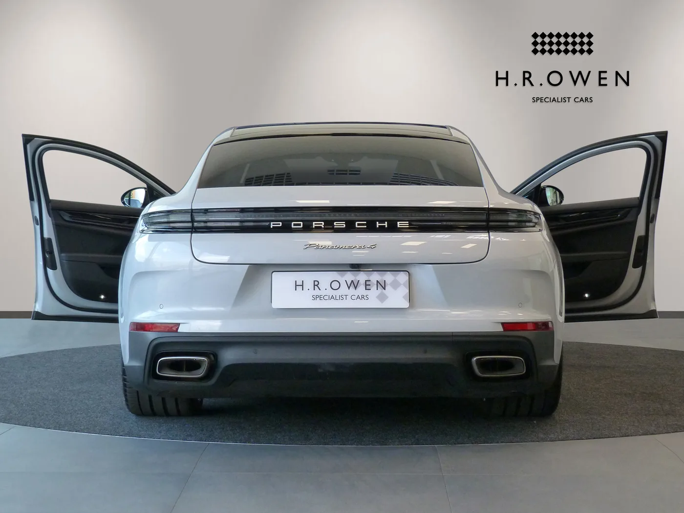 2025 Porsche Panamera 4 E-Hybrid proposée par un groupe de concessions agréées à Cheltenham, Royaume-Uni, photo 12 sur 25
