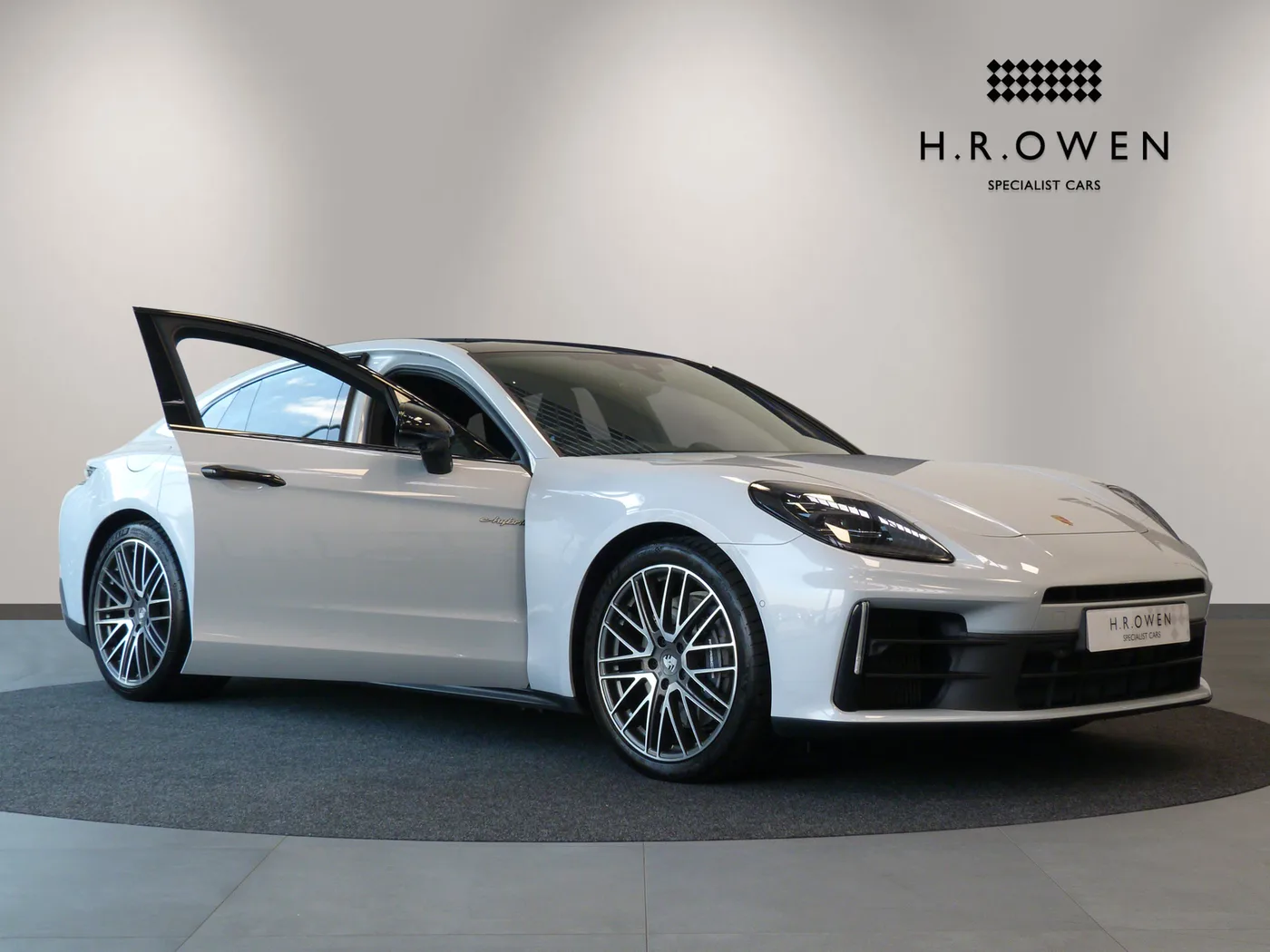 2025 Porsche Panamera 4 E-Hybrid proposée par un groupe de concessions agréées à Cheltenham, Royaume-Uni, photo 13 sur 25