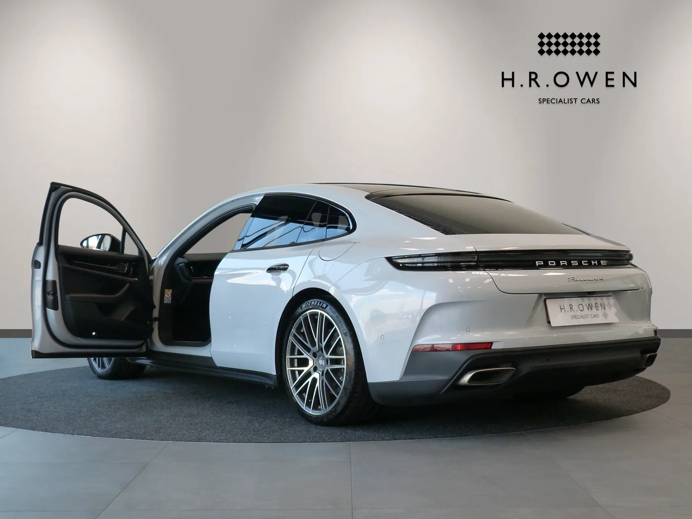 2025 Porsche Panamera 4 E-Hybrid proposée par un groupe de concessions agréées à Cheltenham, Royaume-Uni, photo 14 sur 25