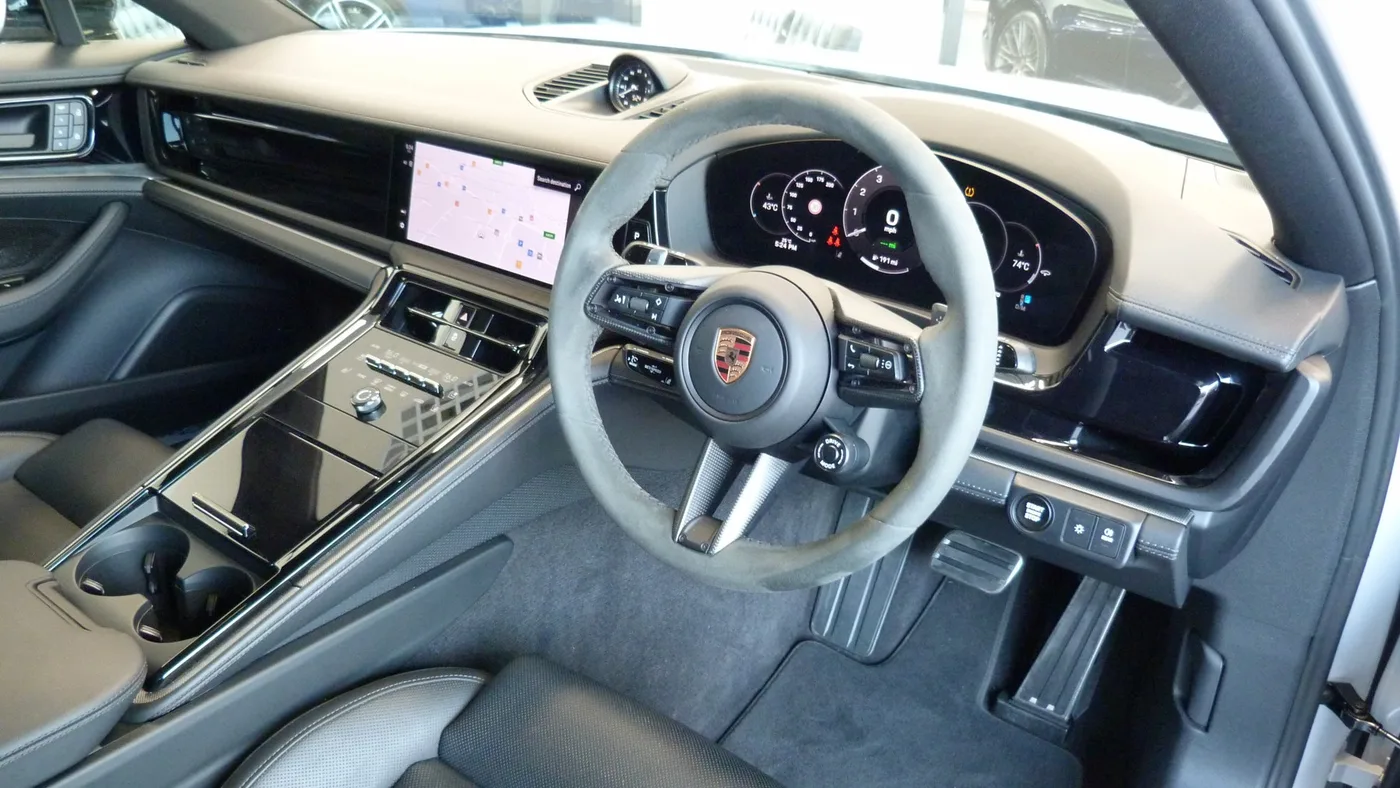 2025 Porsche Panamera 4 E-Hybrid proposée par un groupe de concessions agréées à Cheltenham, Royaume-Uni, photo 16 sur 25