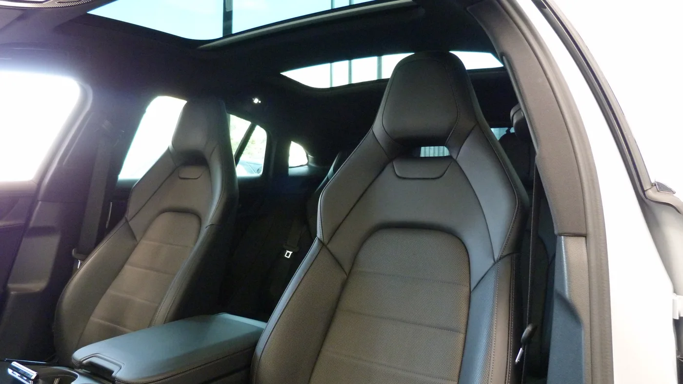 2025 Porsche Panamera 4 E-Hybrid proposée par un groupe de concessions agréées à Cheltenham, Royaume-Uni, photo 18 sur 25