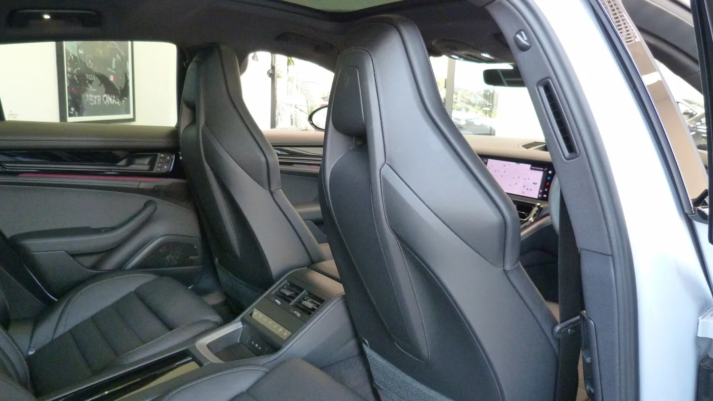 2025 Porsche Panamera 4 E-Hybrid proposée par un groupe de concessions agréées à Cheltenham, Royaume-Uni, photo 20 sur 25