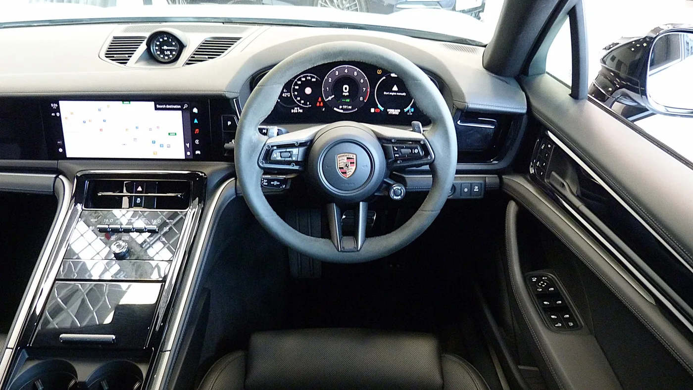 2025 Porsche Panamera 4 E-Hybrid proposée par un groupe de concessions agréées à Cheltenham, Royaume-Uni, photo 21 sur 25