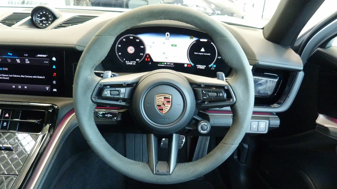 2025 Porsche Panamera 4 E-Hybrid proposée par un groupe de concessions agréées à Cheltenham, Royaume-Uni, photo 22 sur 25