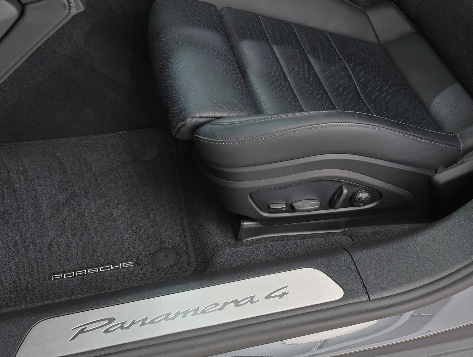 2025 Porsche Panamera 4 E-Hybrid, 10/30