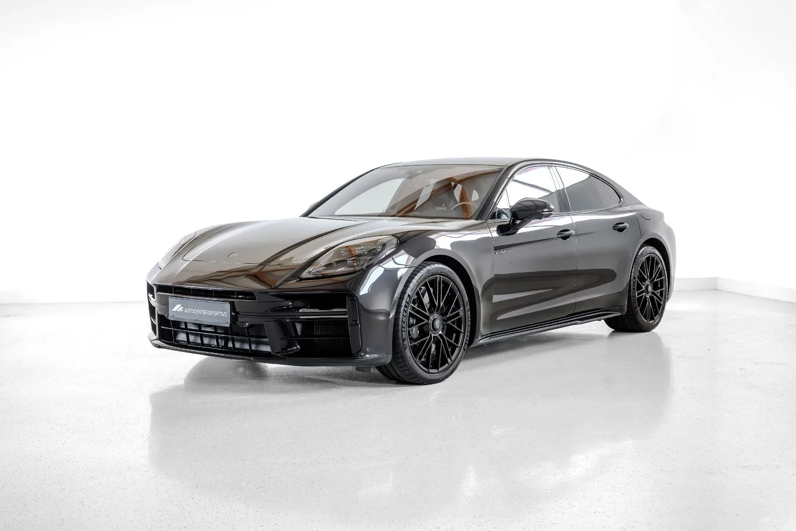 2025 Porsche Panamera Turbo S E-Hybrid proposée par un concessionnaire spécialisé à Bad Schussenried, Allemagne, photo principale