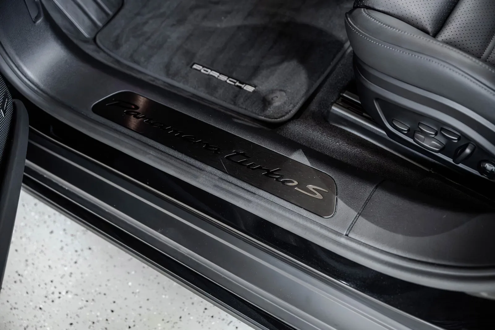 2025 Porsche Panamera Turbo S E-Hybrid, 18/30