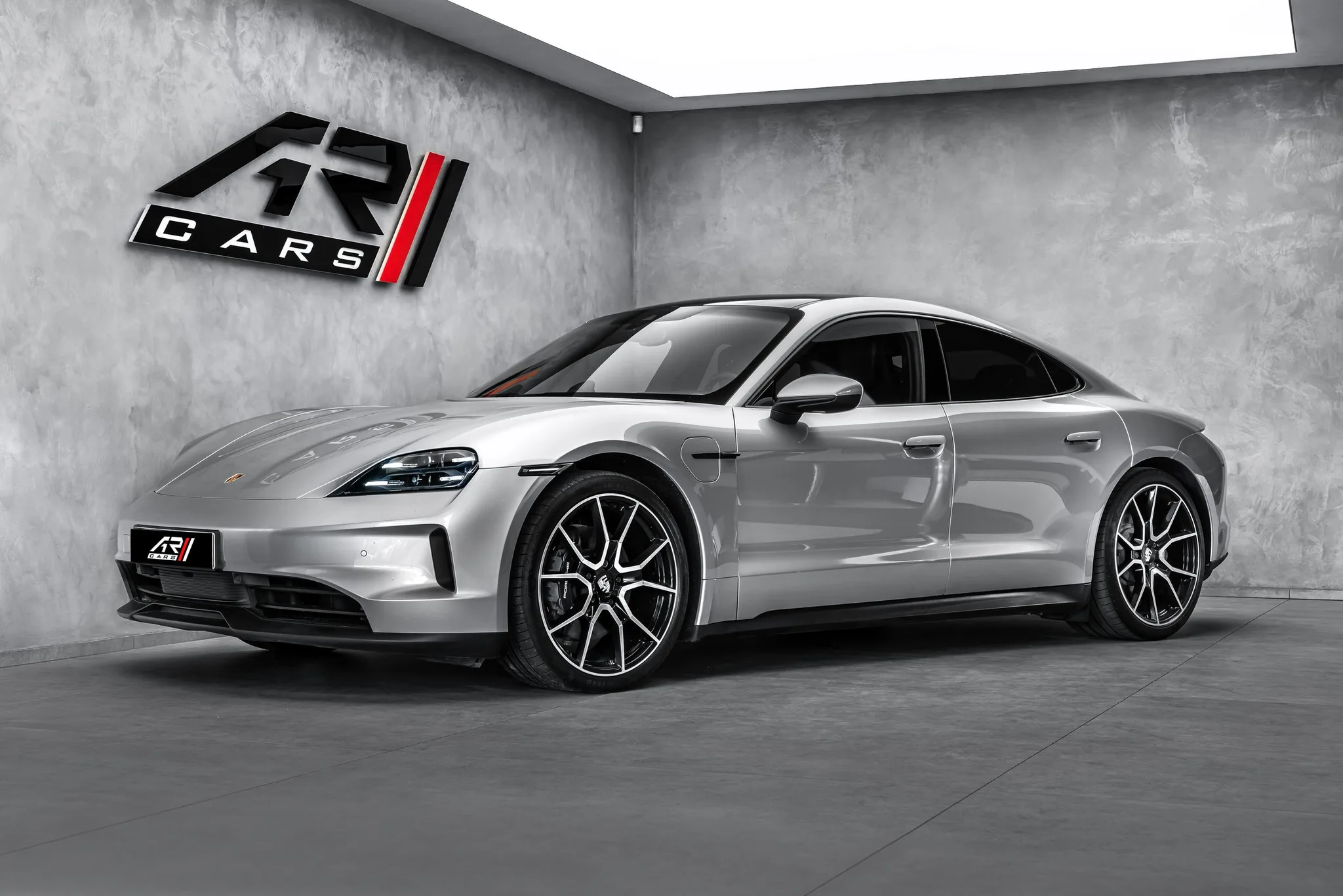 2025 Porsche Taycan 4 proposée par un concessionnaire spécialisé à Ostrava, Tchéquie, photo principale
