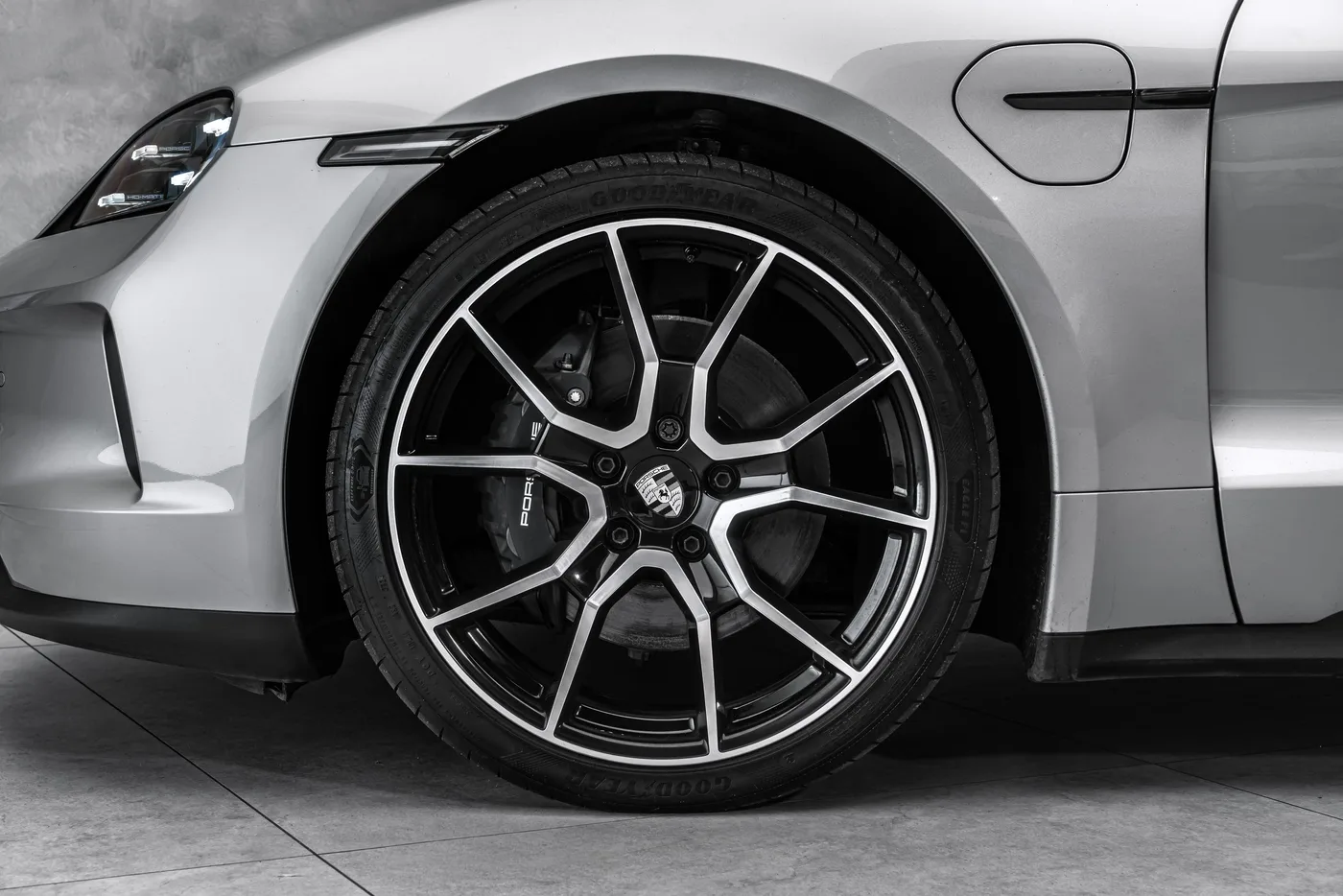 2025 Porsche Taycan 4 proposée par un concessionnaire spécialisé à Ostrava, Tchéquie, photo 2 sur 24