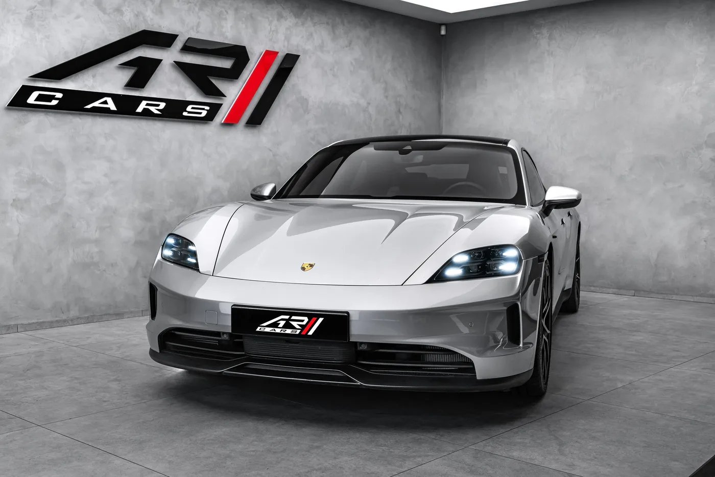 2025 Porsche Taycan 4 proposée par un concessionnaire spécialisé à Ostrava, Tchéquie, photo 3 sur 24
