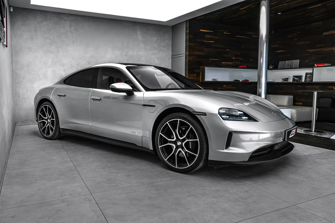 2025 Porsche Taycan 4 proposée par un concessionnaire spécialisé à Ostrava, Tchéquie, photo 4 sur 24