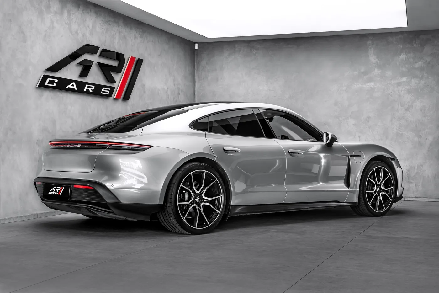 2025 Porsche Taycan 4 proposée par un concessionnaire spécialisé à Ostrava, Tchéquie, photo 5 sur 24