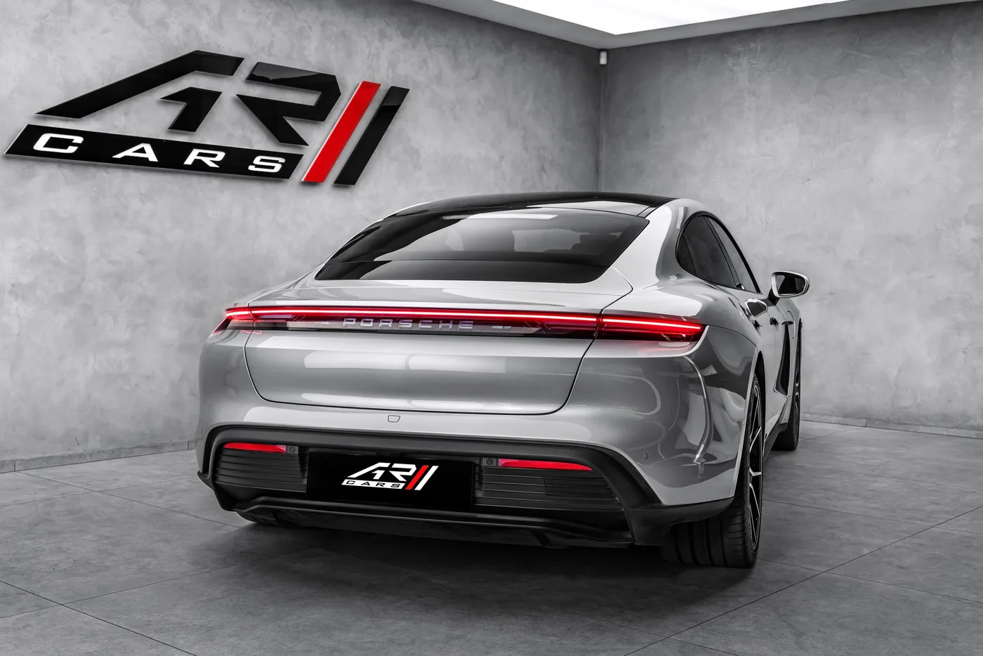 2025 Porsche Taycan 4 proposée par un concessionnaire spécialisé à Ostrava, Tchéquie, photo 6 sur 24