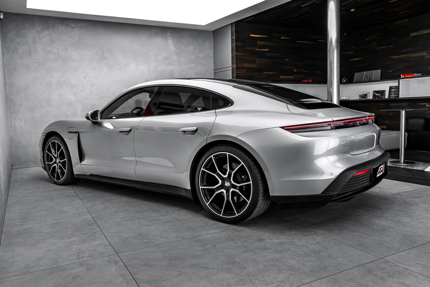 2025 Porsche Taycan 4 proposée par un concessionnaire spécialisé à Ostrava, Tchéquie, photo 7 sur 24