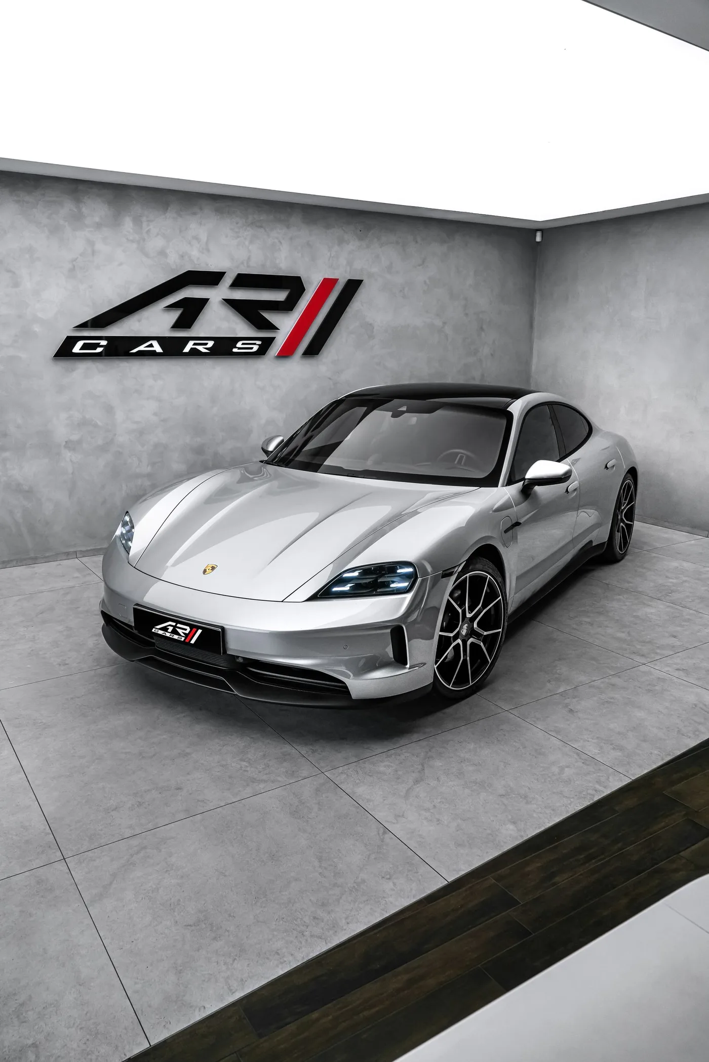 2025 Porsche Taycan 4 proposée par un concessionnaire spécialisé à Ostrava, Tchéquie, photo 8 sur 24