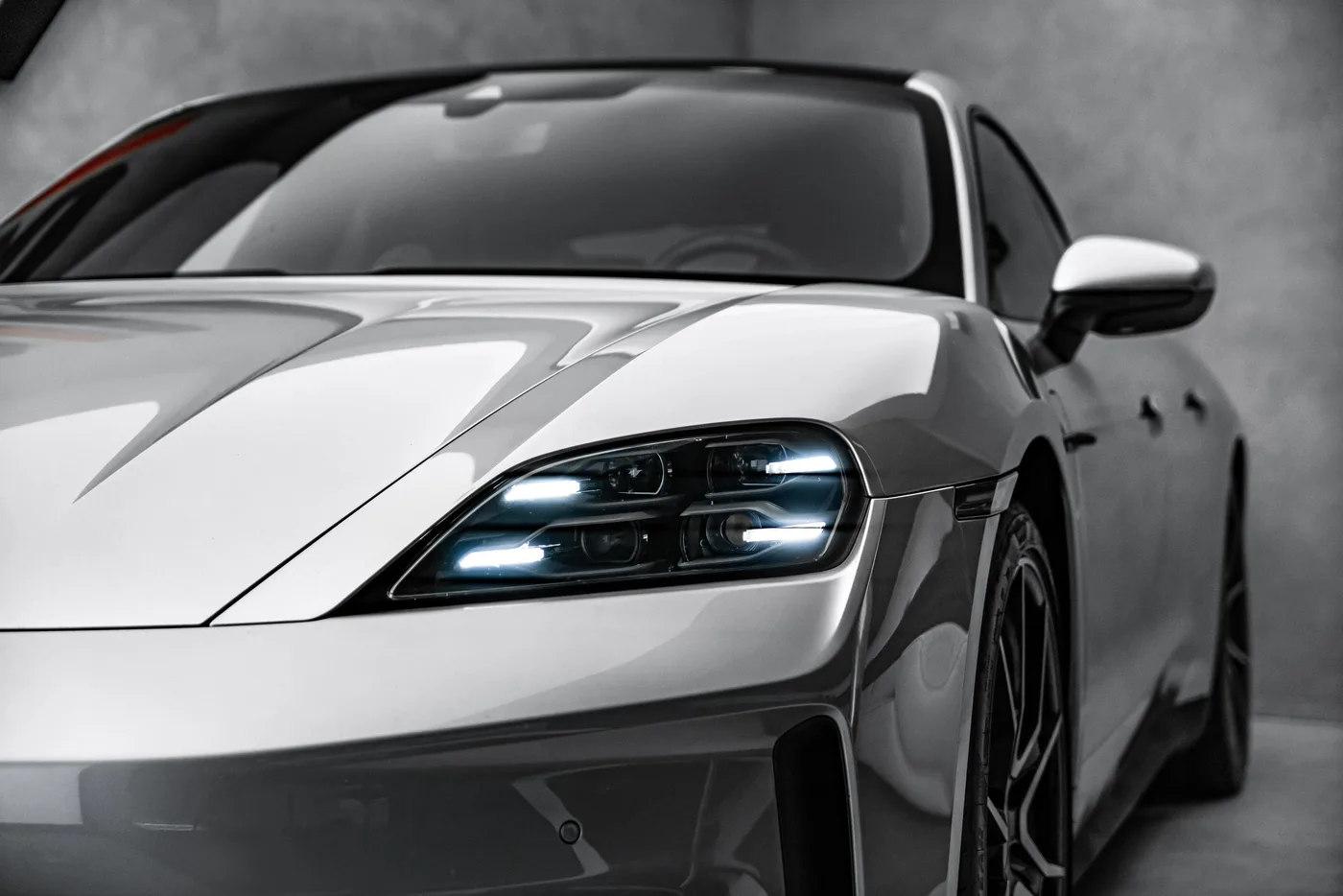 2025 Porsche Taycan 4 proposée par un concessionnaire spécialisé à Ostrava, Tchéquie, photo 9 sur 24