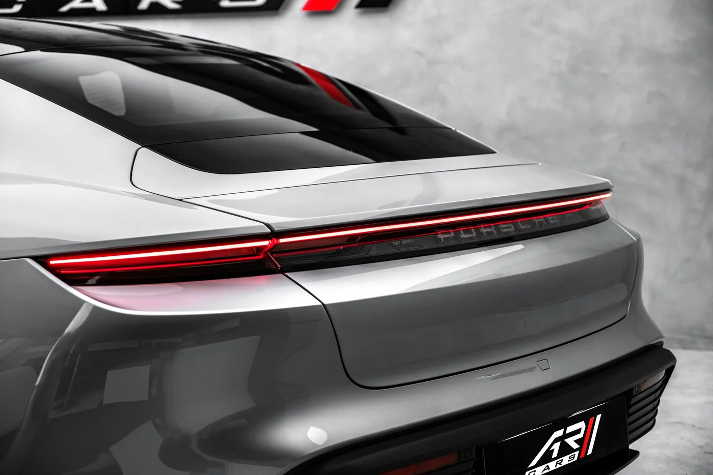 2025 Porsche Taycan 4 proposée par un concessionnaire spécialisé à Ostrava, Tchéquie, photo 10 sur 24