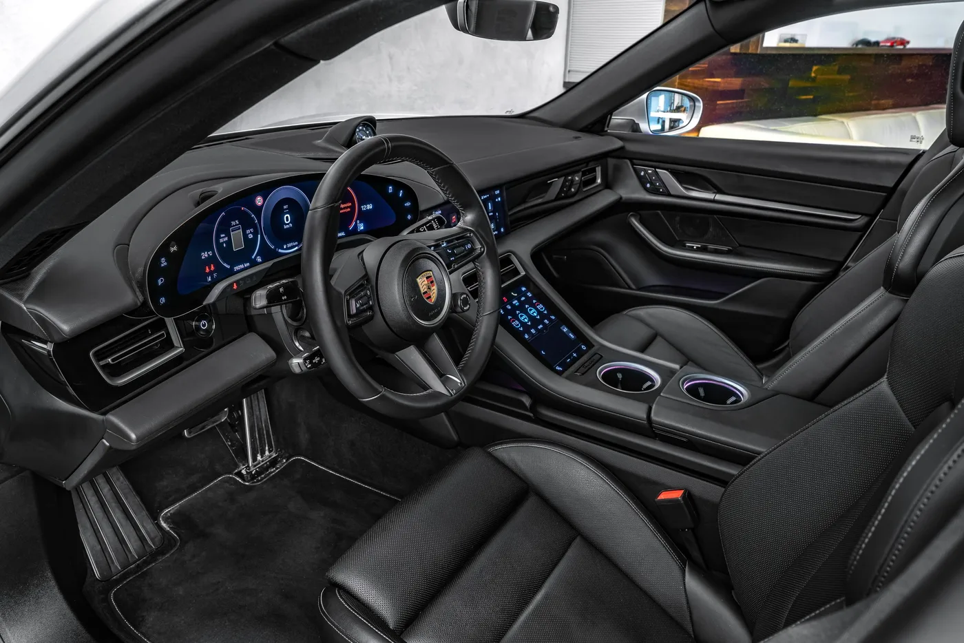 2025 Porsche Taycan 4 proposée par un concessionnaire spécialisé à Ostrava, Tchéquie, photo 11 sur 24