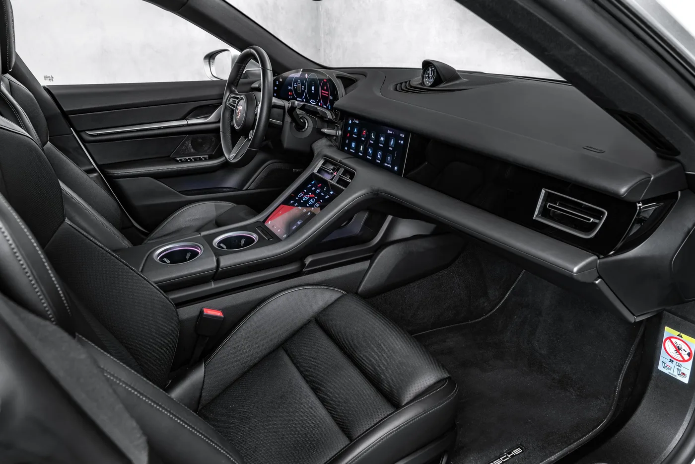 2025 Porsche Taycan 4 proposée par un concessionnaire spécialisé à Ostrava, Tchéquie, photo 12 sur 24