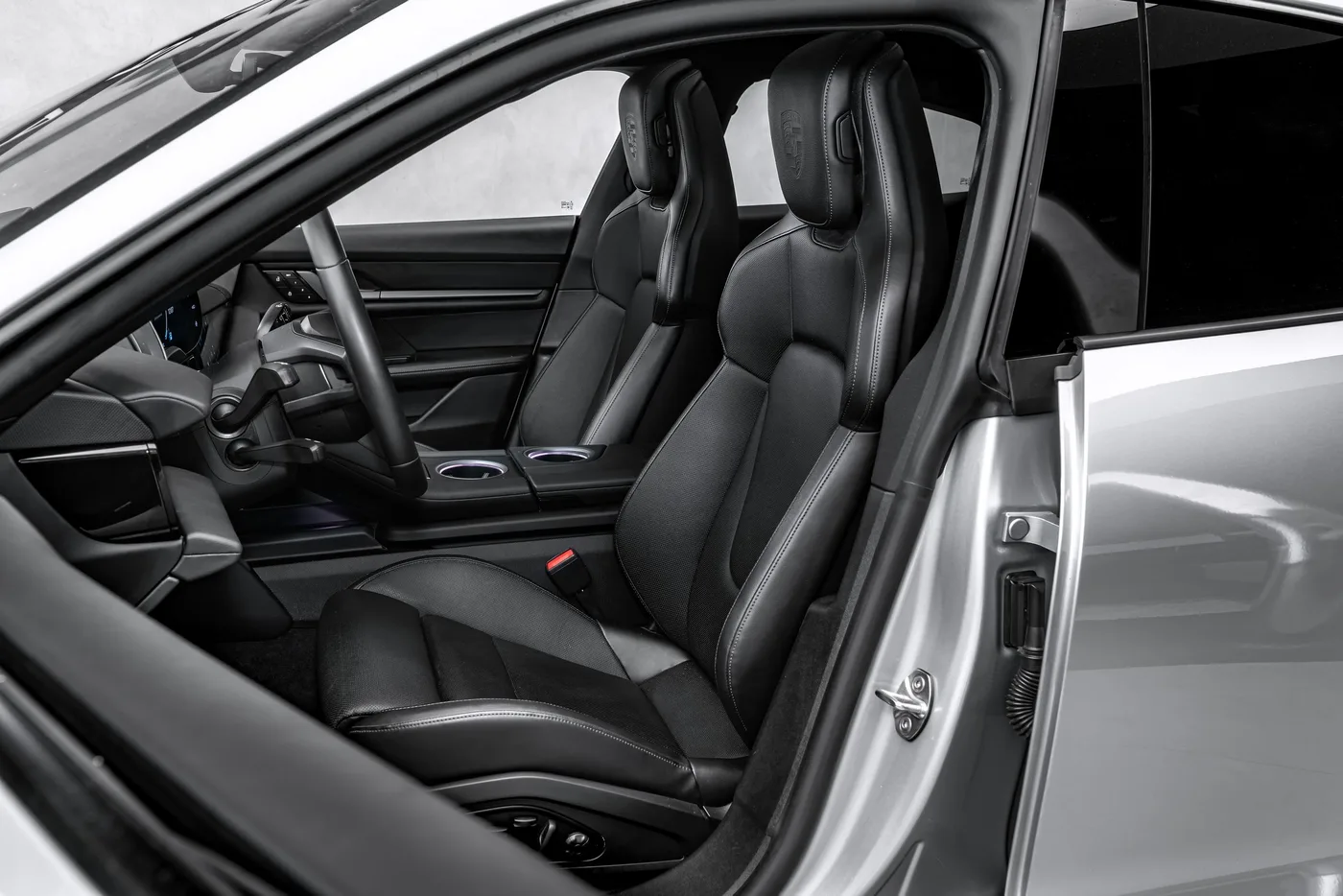 2025 Porsche Taycan 4 proposée par un concessionnaire spécialisé à Ostrava, Tchéquie, photo 13 sur 24