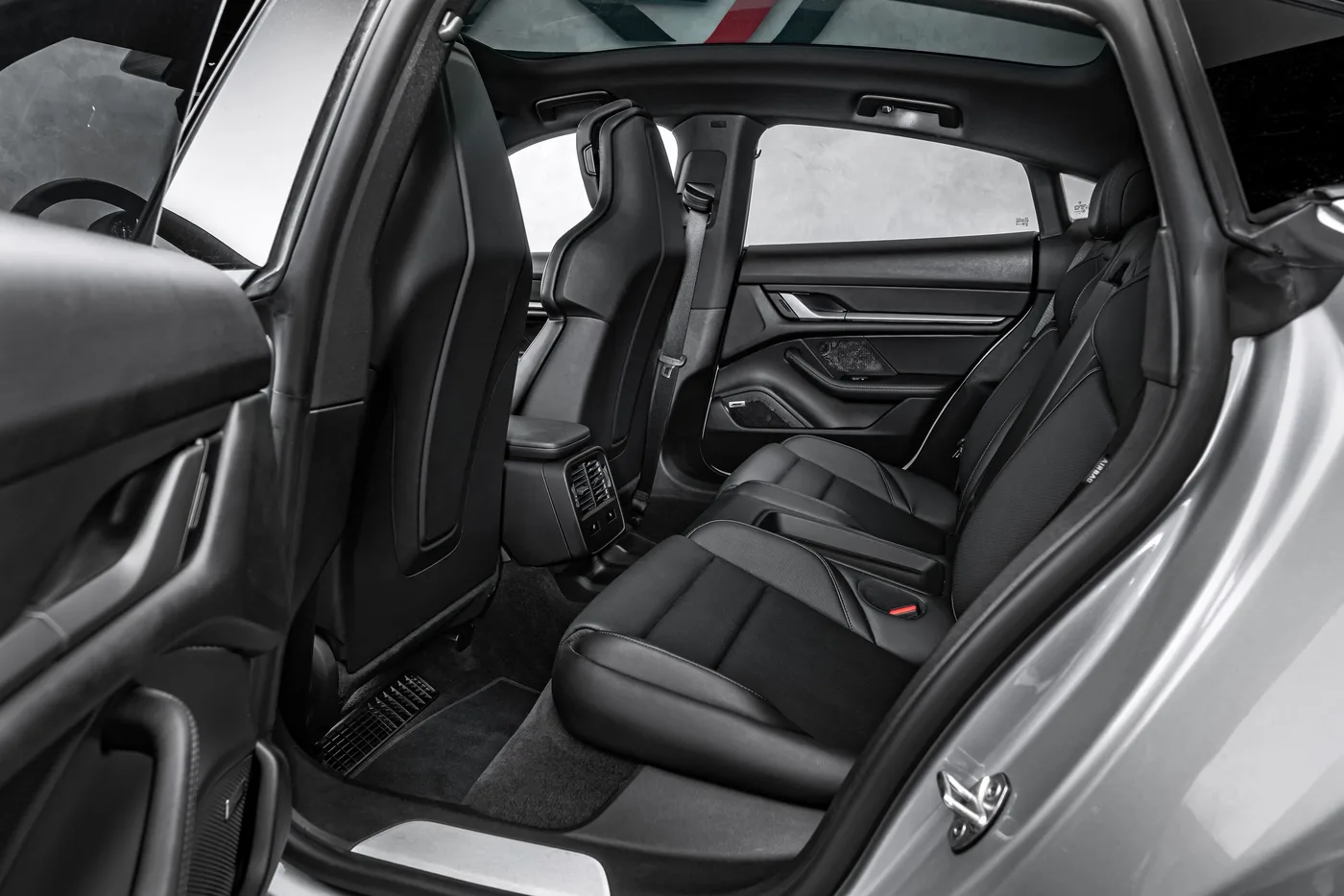 2025 Porsche Taycan 4 proposée par un concessionnaire spécialisé à Ostrava, Tchéquie, photo 14 sur 24