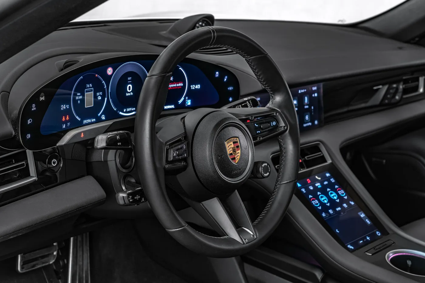 2025 Porsche Taycan 4 proposée par un concessionnaire spécialisé à Ostrava, Tchéquie, photo 15 sur 24