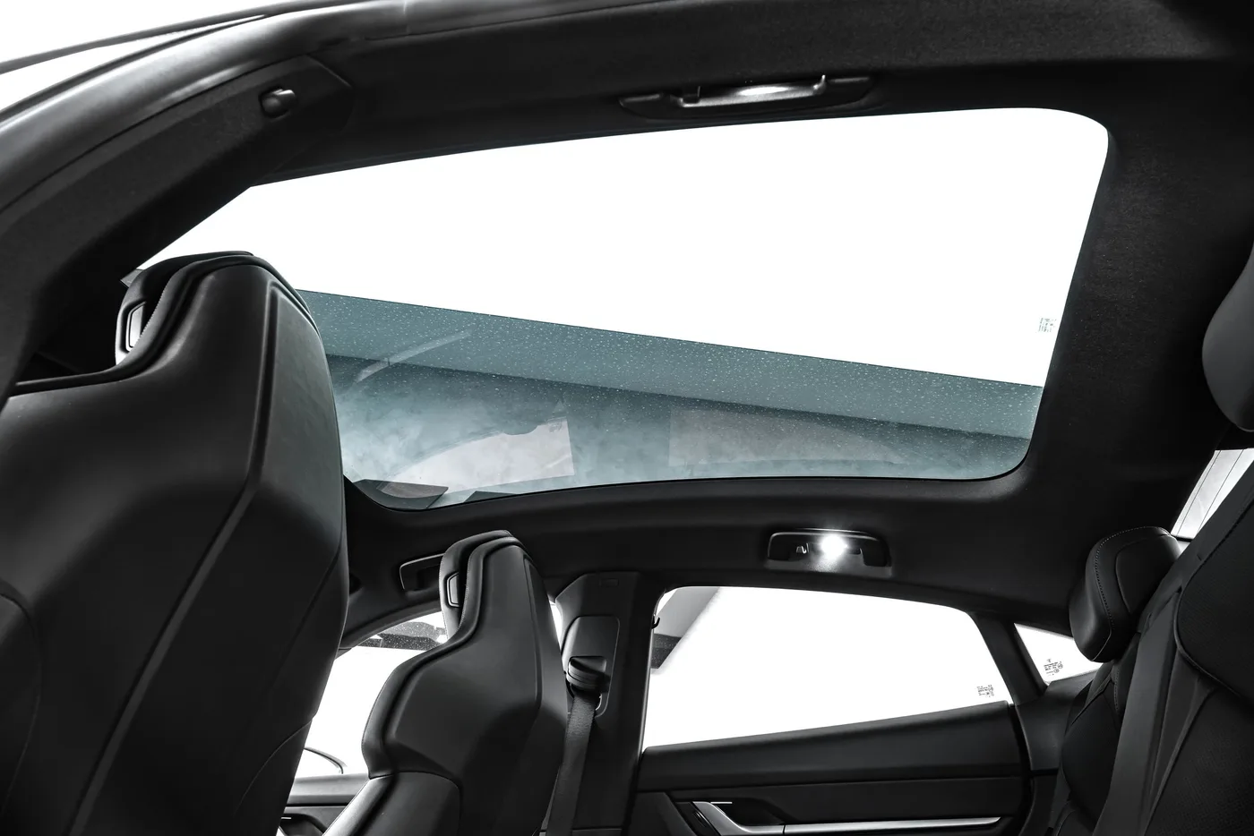 2025 Porsche Taycan 4 proposée par un concessionnaire spécialisé à Ostrava, Tchéquie, photo 18 sur 24