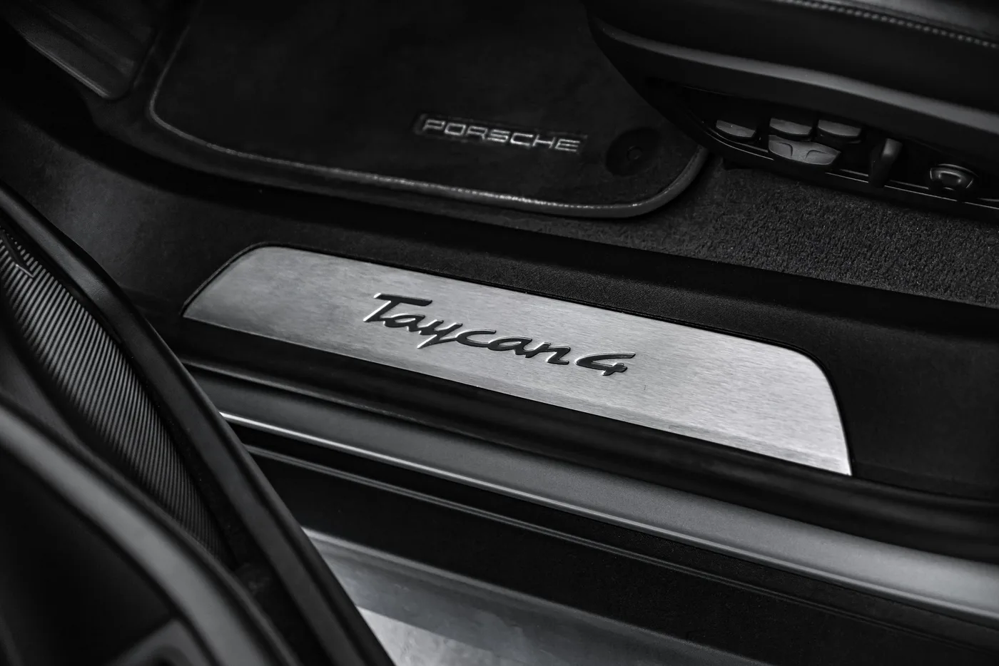 2025 Porsche Taycan 4 proposée par un concessionnaire spécialisé à Ostrava, Tchéquie, photo 19 sur 24
