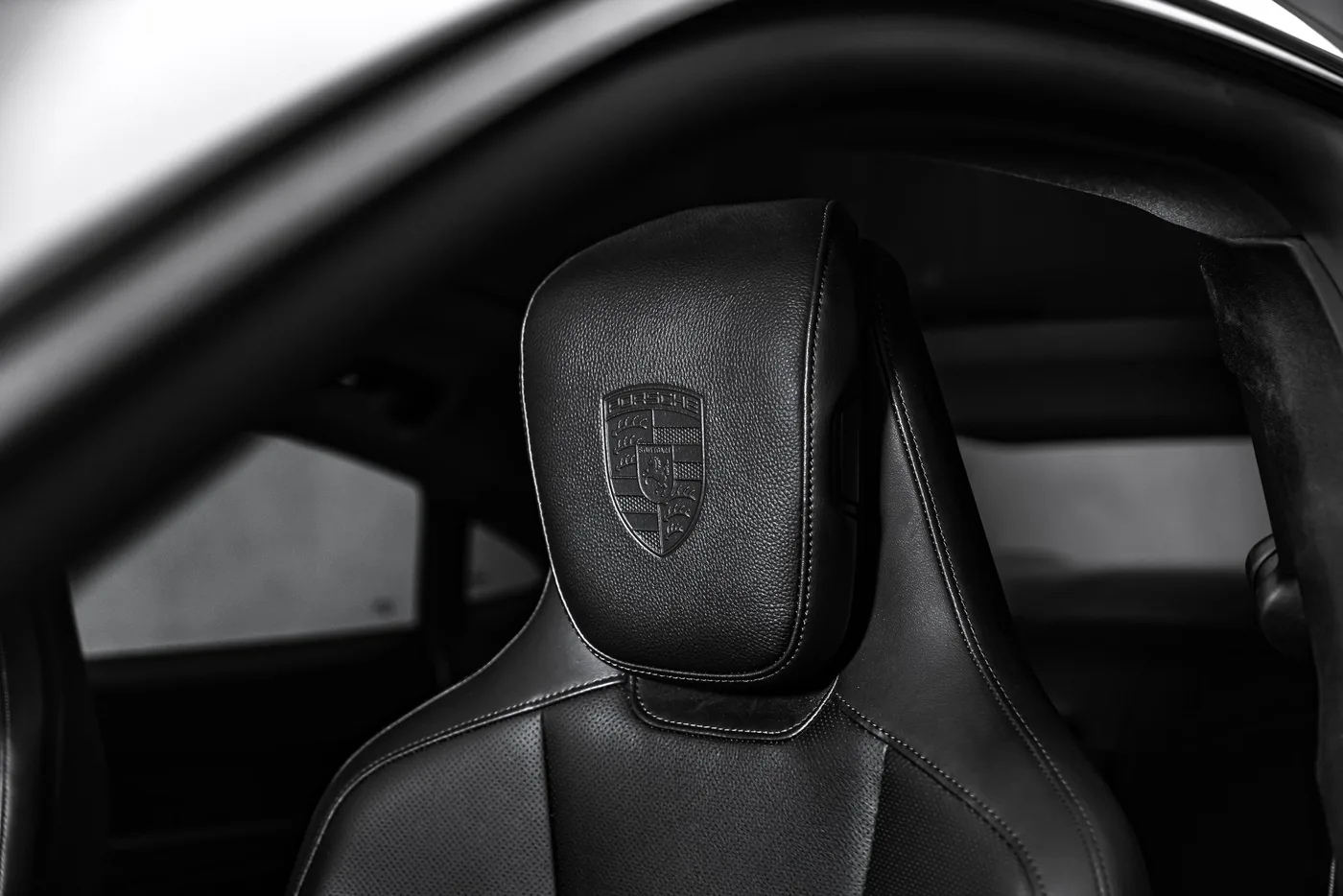 2025 Porsche Taycan 4 proposée par un concessionnaire spécialisé à Ostrava, Tchéquie, photo 20 sur 24