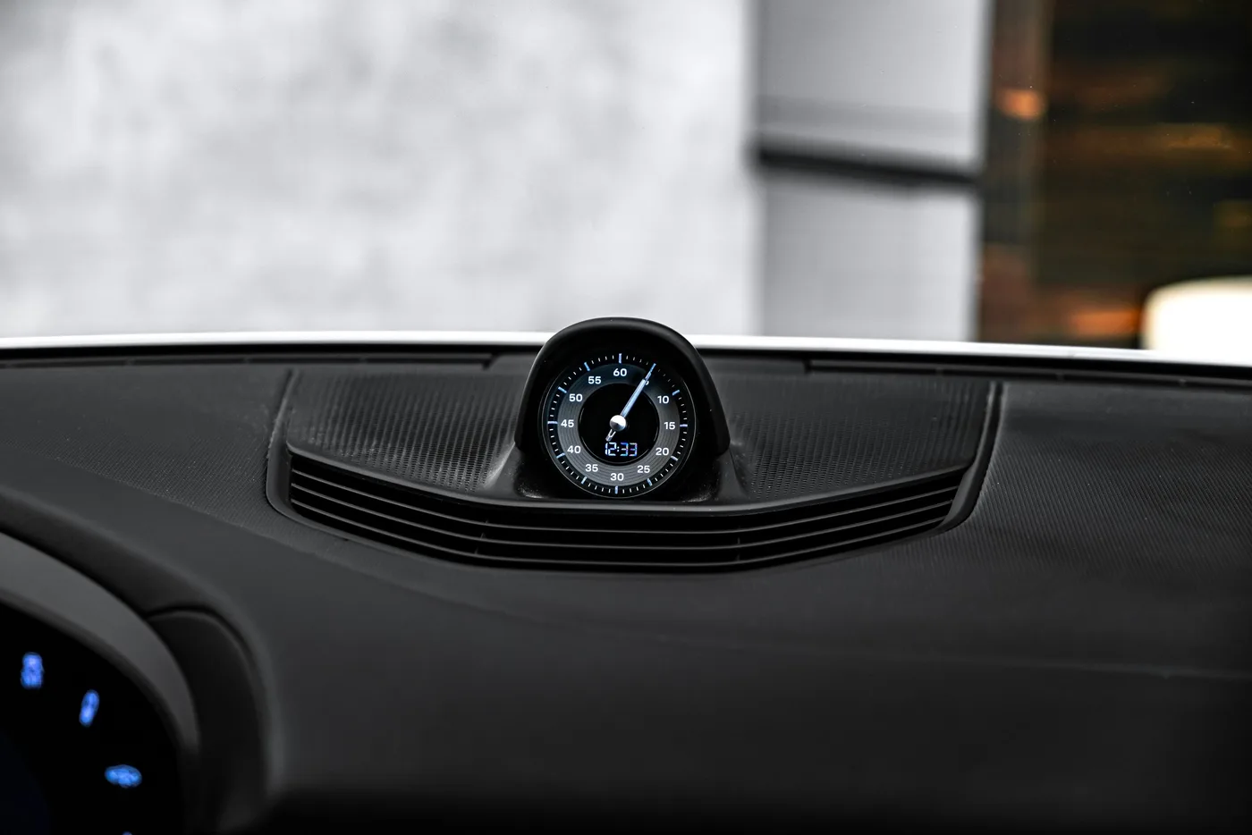 2025 Porsche Taycan 4 proposée par un concessionnaire spécialisé à Ostrava, Tchéquie, photo 22 sur 24