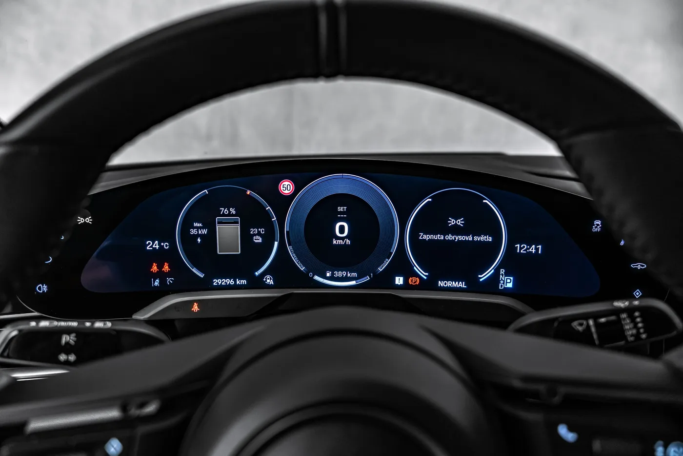 2025 Porsche Taycan 4 proposée par un concessionnaire spécialisé à Ostrava, Tchéquie, photo 23 sur 24