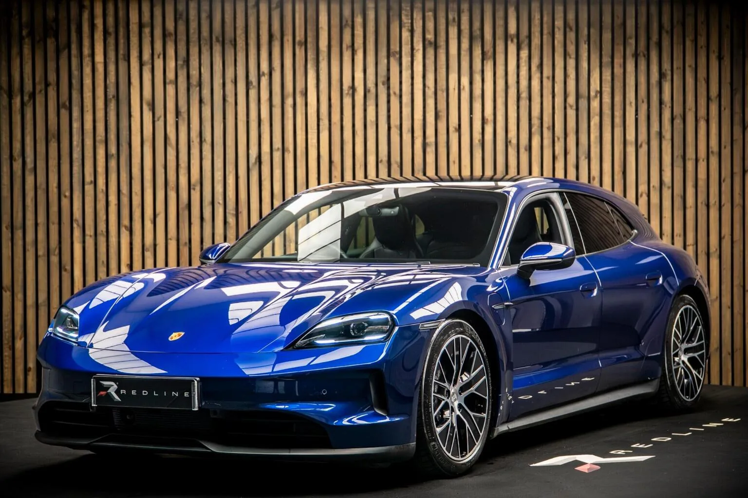 2025 Porsche Taycan Sport Turismo en un concesionario especializado de Knaresborough, Reino Unido, foto principal