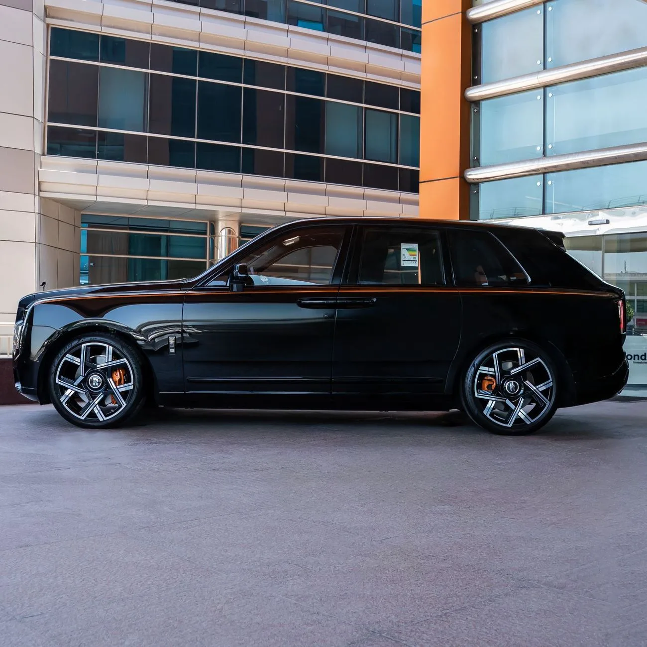 2025 Rolls-Royce Cullinan Black Badge angeboten von einem Fachhändler in Dubai, Vereinigte Arabische Emirate, Foto 3 von 20