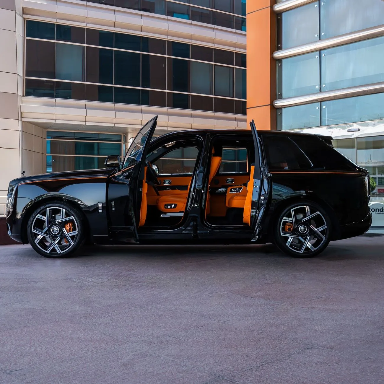 2025 Rolls-Royce Cullinan Black Badge angeboten von einem Fachhändler in Dubai, Vereinigte Arabische Emirate, Foto 4 von 20