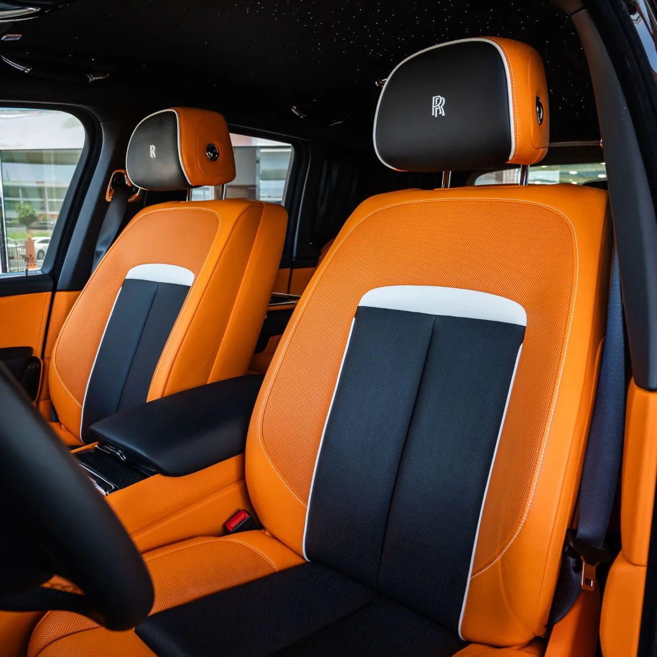 2025 Rolls-Royce Cullinan Black Badge angeboten von einem Fachhändler in Dubai, Vereinigte Arabische Emirate, Foto 10 von 20