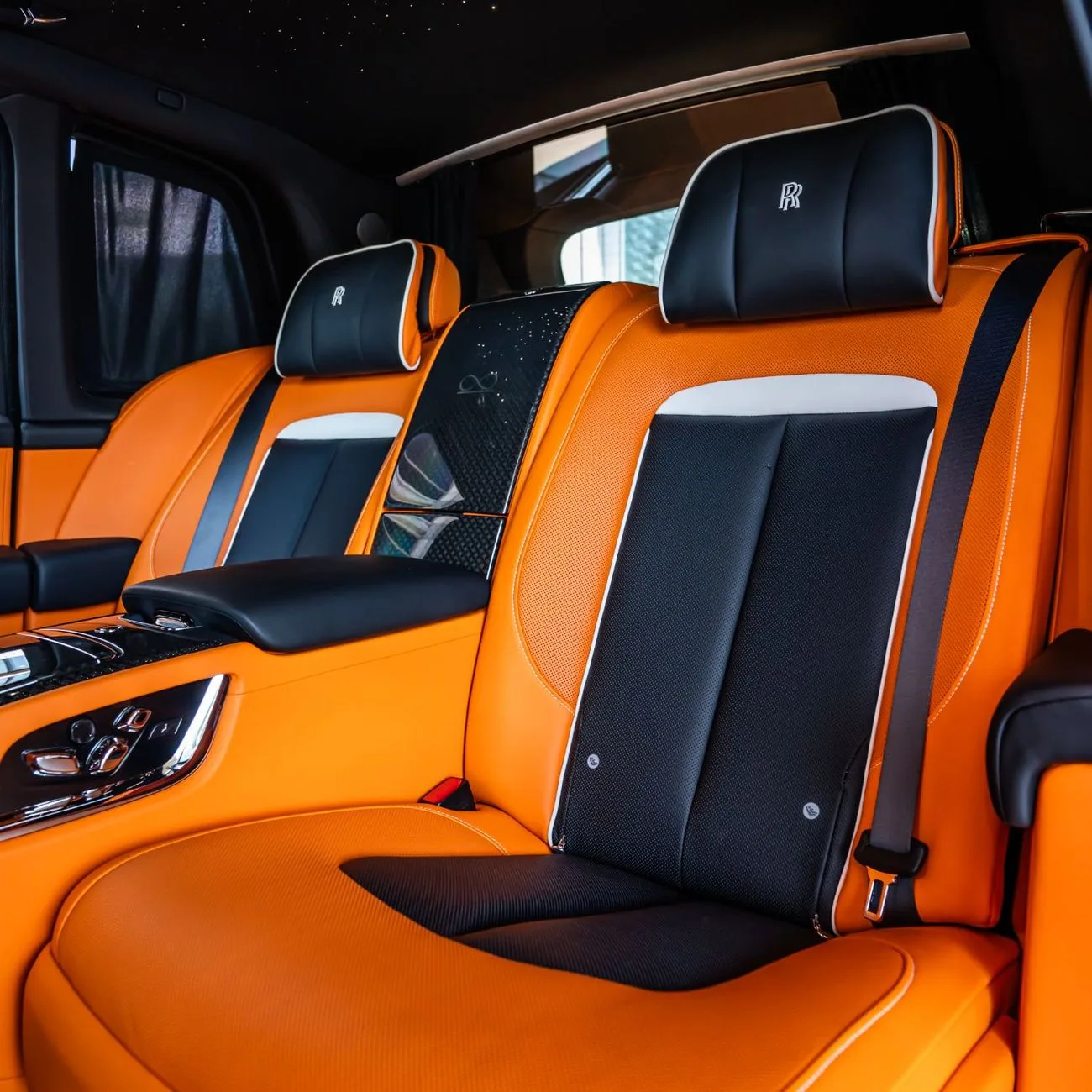 2025 Rolls-Royce Cullinan Black Badge angeboten von einem Fachhändler in Dubai, Vereinigte Arabische Emirate, Foto 11 von 20