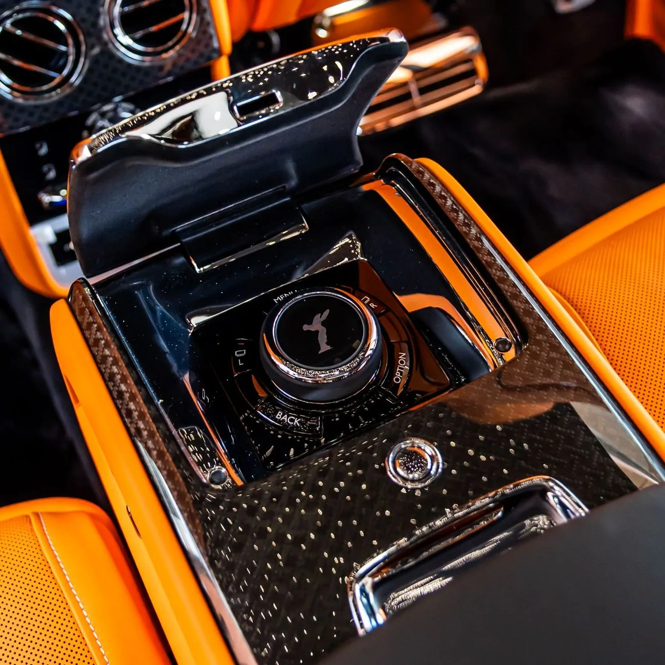 2025 Rolls-Royce Cullinan Black Badge angeboten von einem Fachhändler in Dubai, Vereinigte Arabische Emirate, Foto 16 von 20