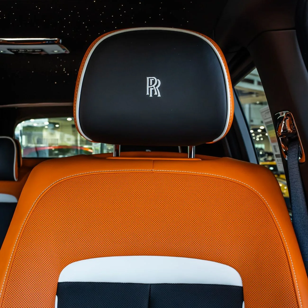 2025 Rolls-Royce Cullinan Black Badge angeboten von einem Fachhändler in Dubai, Vereinigte Arabische Emirate, Foto 17 von 20