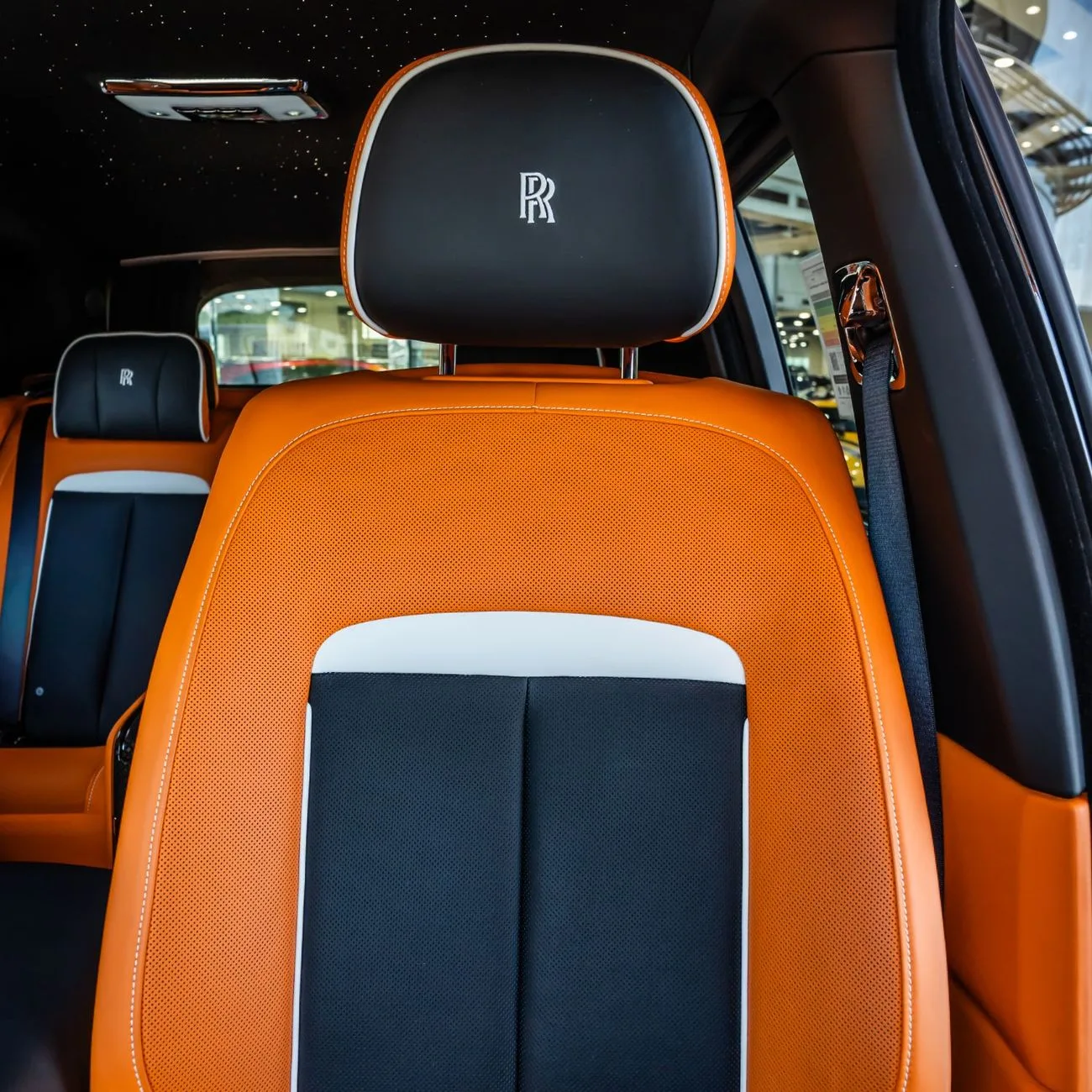 2025 Rolls-Royce Cullinan Black Badge angeboten von einem Fachhändler in Dubai, Vereinigte Arabische Emirate, Foto 19 von 20