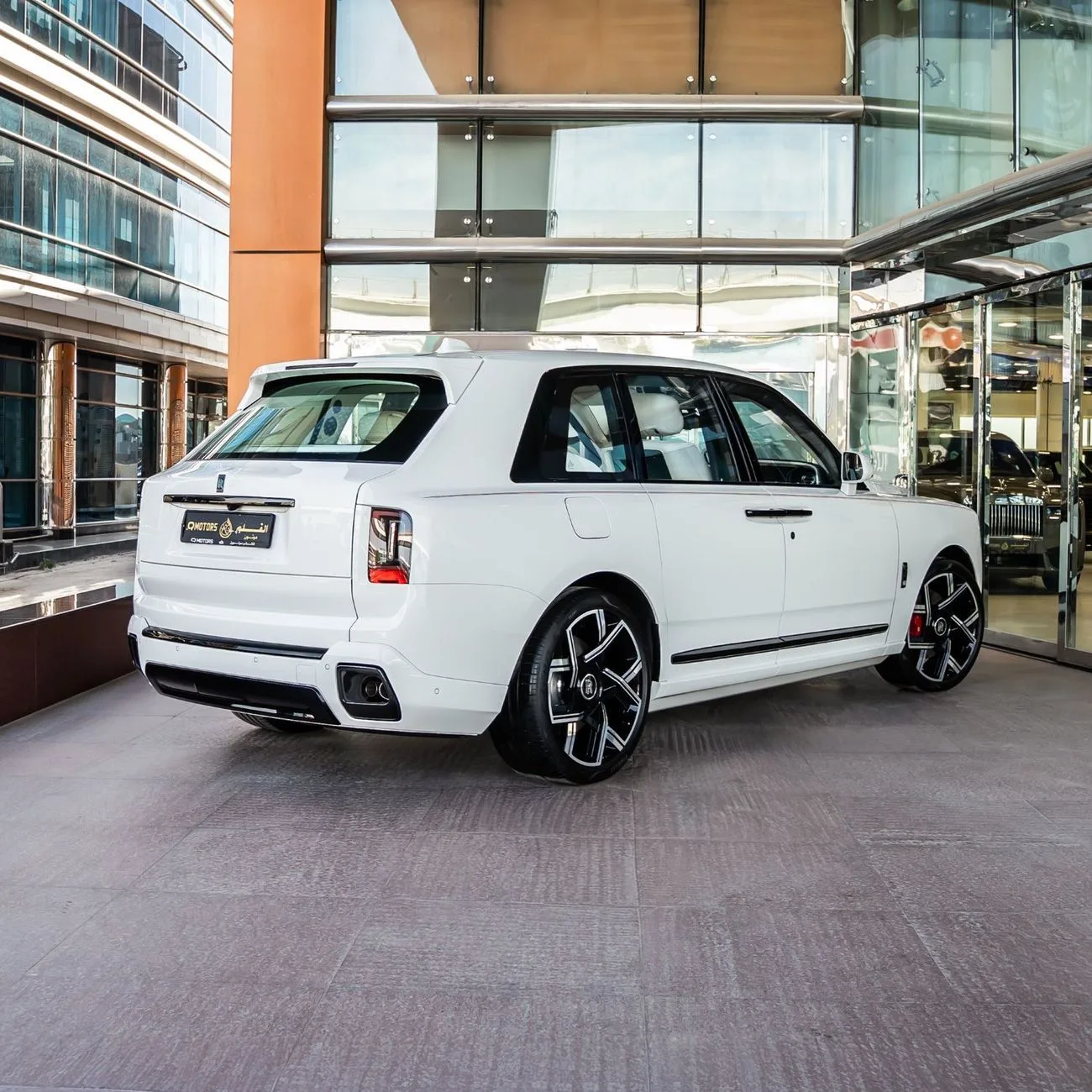 2025 Rolls-Royce Cullinan Black Badge angeboten von einem Fachhändler in Dubai, Vereinigte Arabische Emirate, Foto 2 von 16