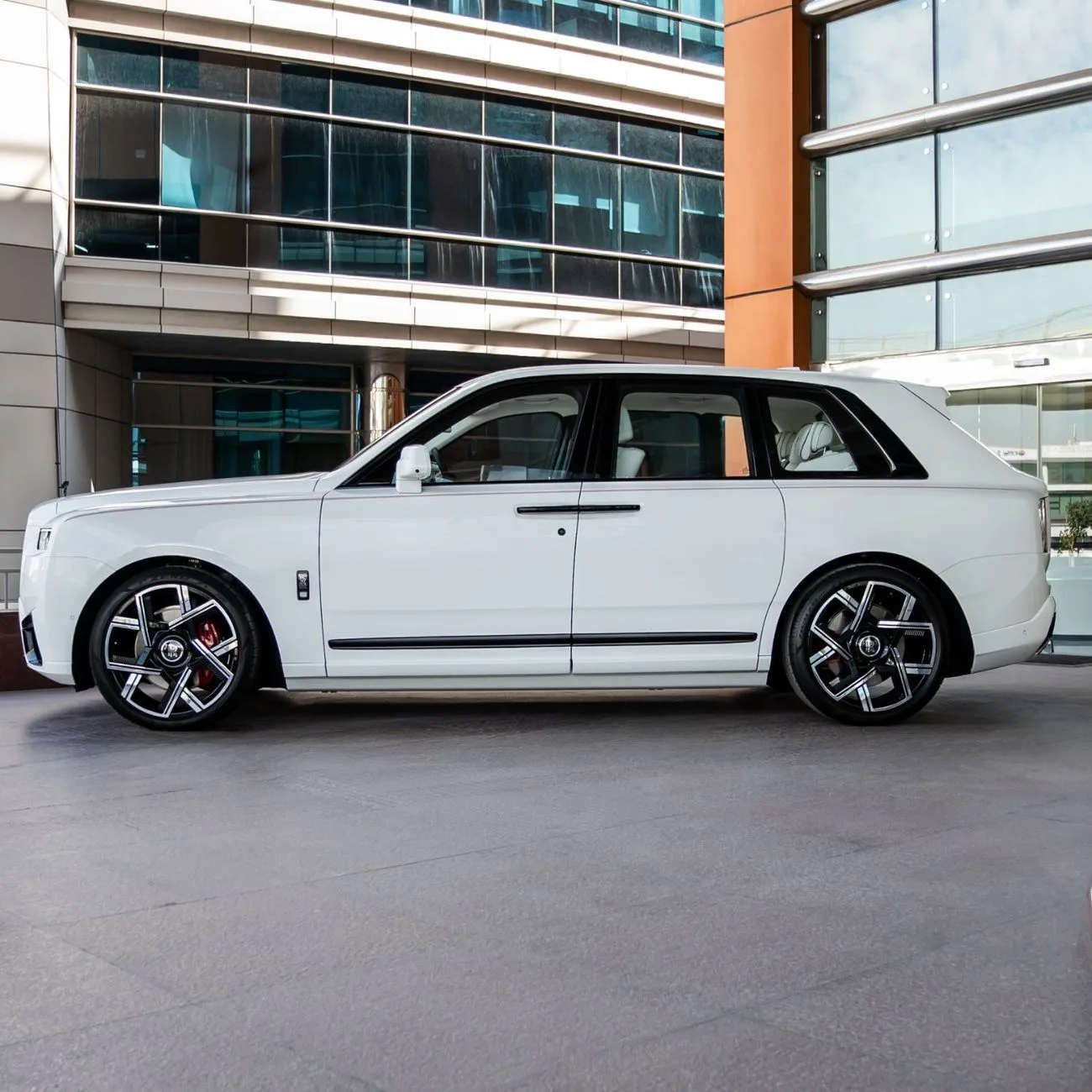 2025 Rolls-Royce Cullinan Black Badge angeboten von einem Fachhändler in Dubai, Vereinigte Arabische Emirate, Foto 3 von 16