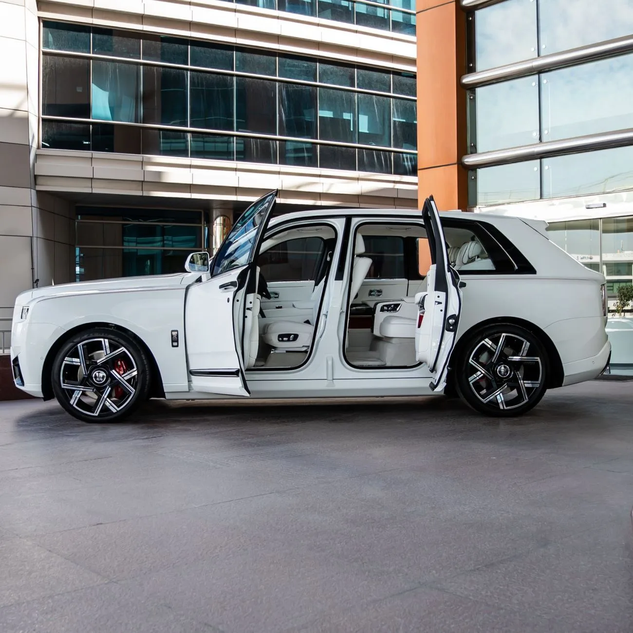 2025 Rolls-Royce Cullinan Black Badge angeboten von einem Fachhändler in Dubai, Vereinigte Arabische Emirate, Foto 4 von 16