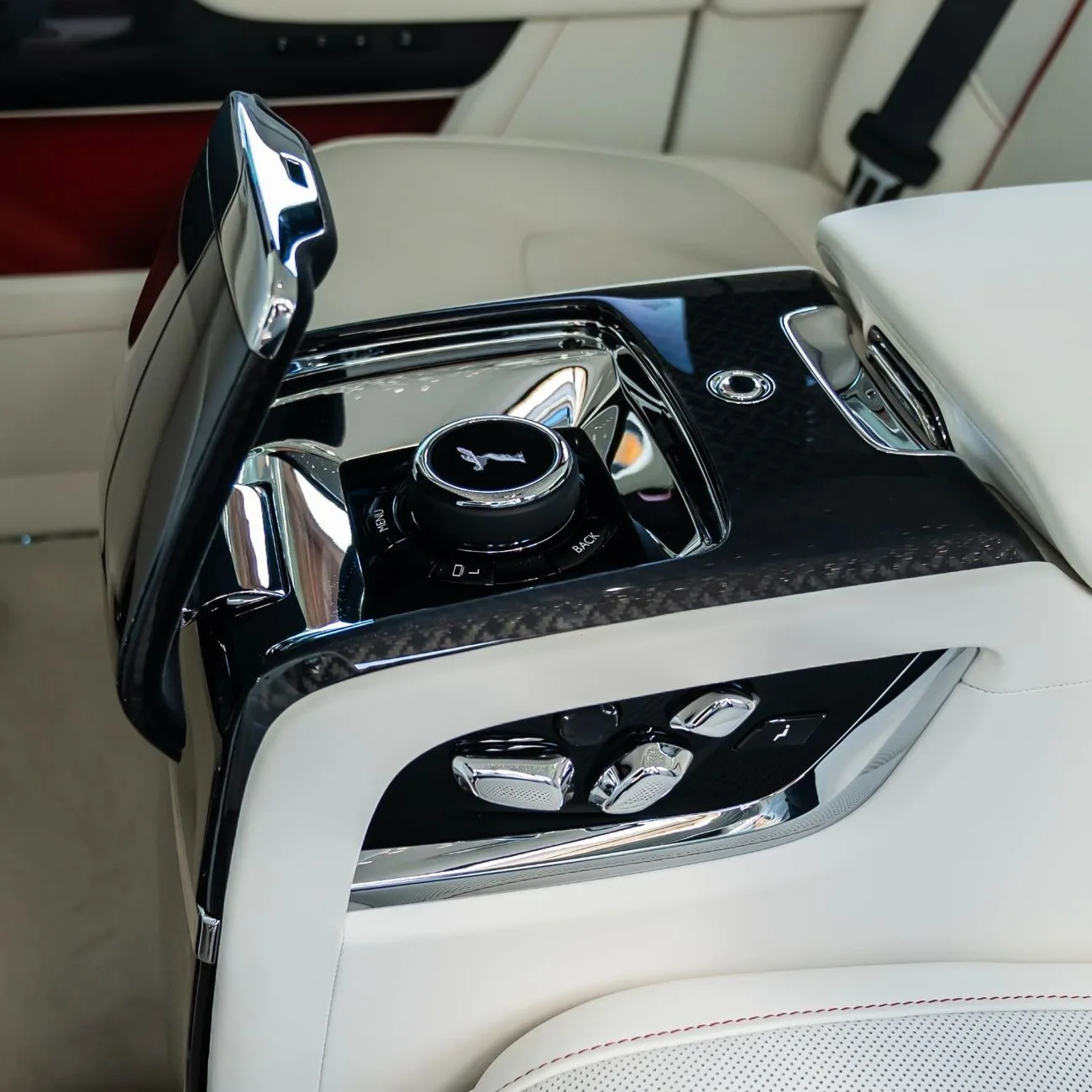 2025 Rolls-Royce Cullinan Black Badge angeboten von einem Fachhändler in Dubai, Vereinigte Arabische Emirate, Foto 9 von 16